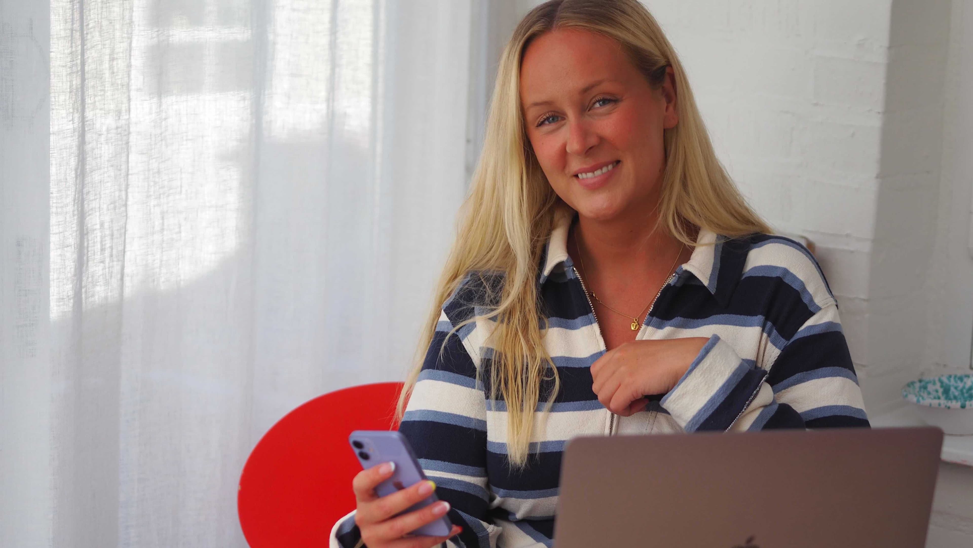 Bilde av Maren som deler sine erfaringer med kryptovaluta